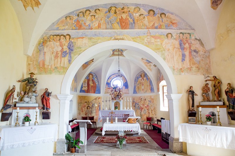 Poslikave Avgusta Černigoja v notranjsoti cerkve sv. Ane