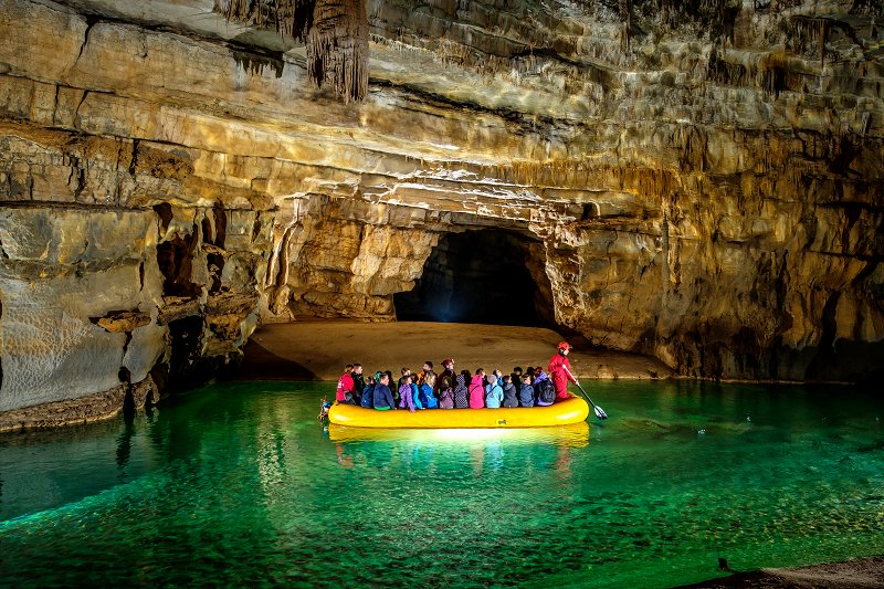 Boot auf dem ersten See in der  Križna jama (P. Gedei)