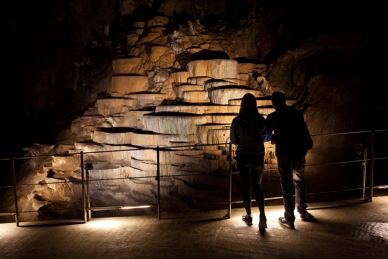 Par v Škocjanskih jamah pri znamenitih ponvicah