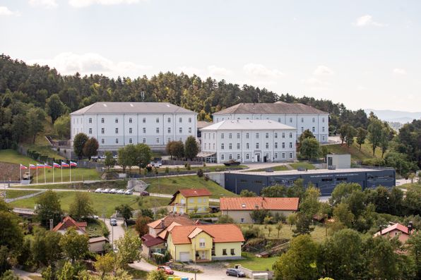 Park vojaške zgodovine Pivka, največji muzejski kompleks vojaške dediščine v Sloveniji z razstavljenimi tanki, letali in podmornico.