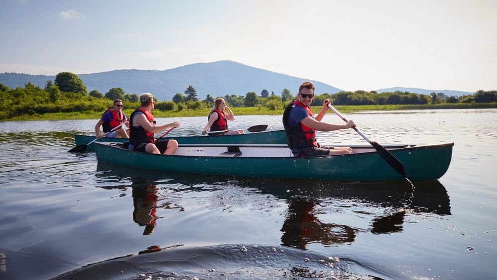Persone che pagaiamo in canoa sul Lago di Cerknica.